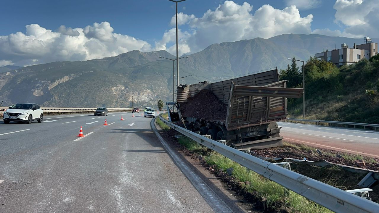 Hatay'da Bariyere Çarpan Kamyon Sürücüsü Yaralandı - Sayfa 2