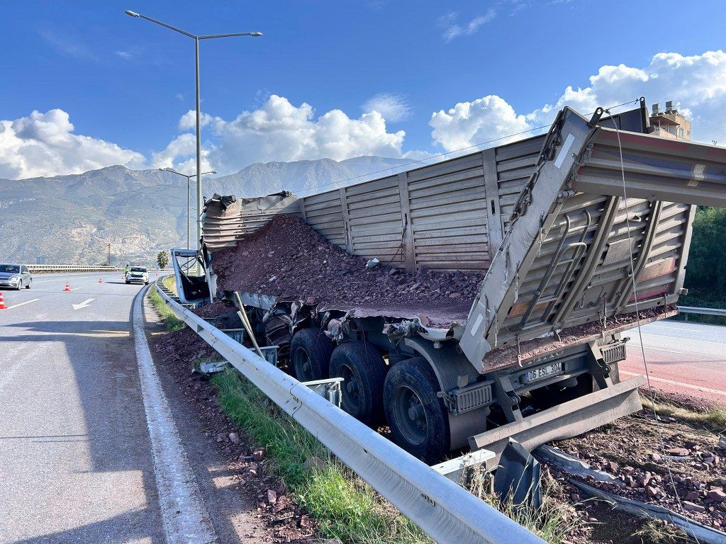 Hatay'da Bariyere Çarpan Kamyon Sürücüsü Yaralandı - Sayfa 3