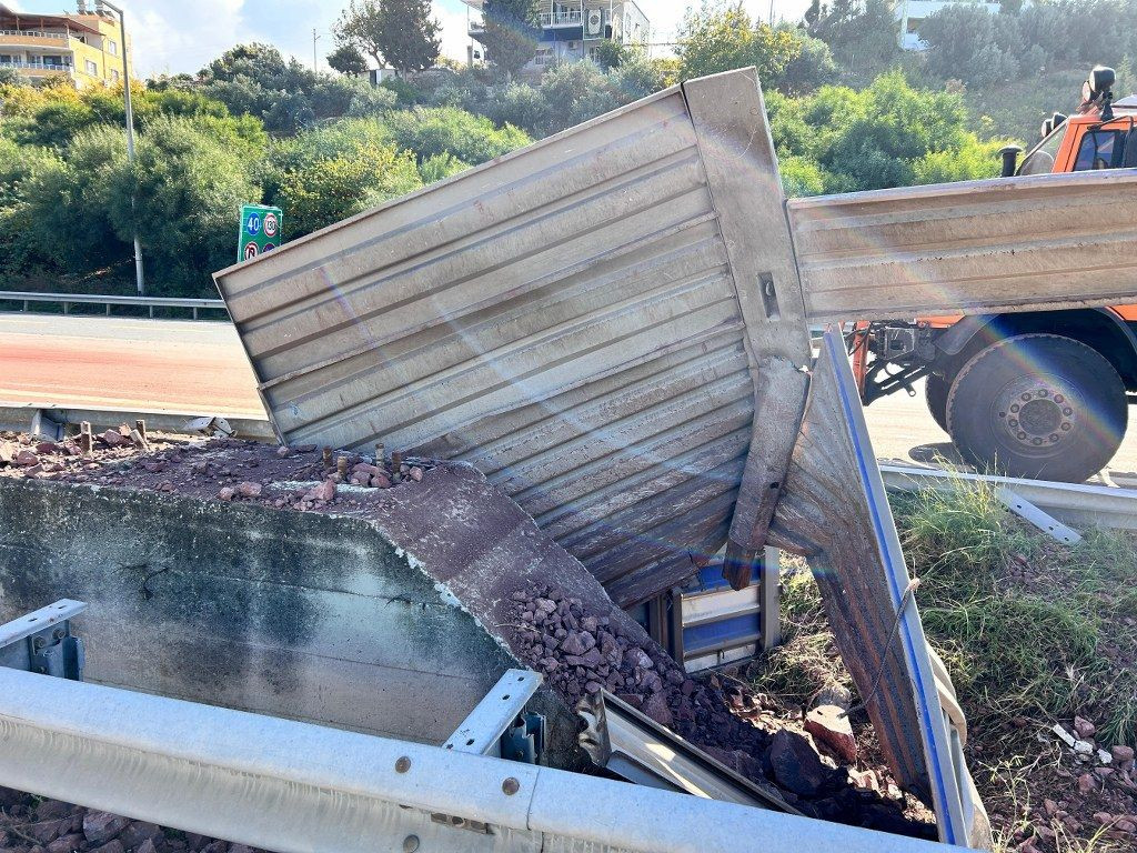 Hatay'da Bariyere Çarpan Kamyon Sürücüsü Yaralandı - Sayfa 4