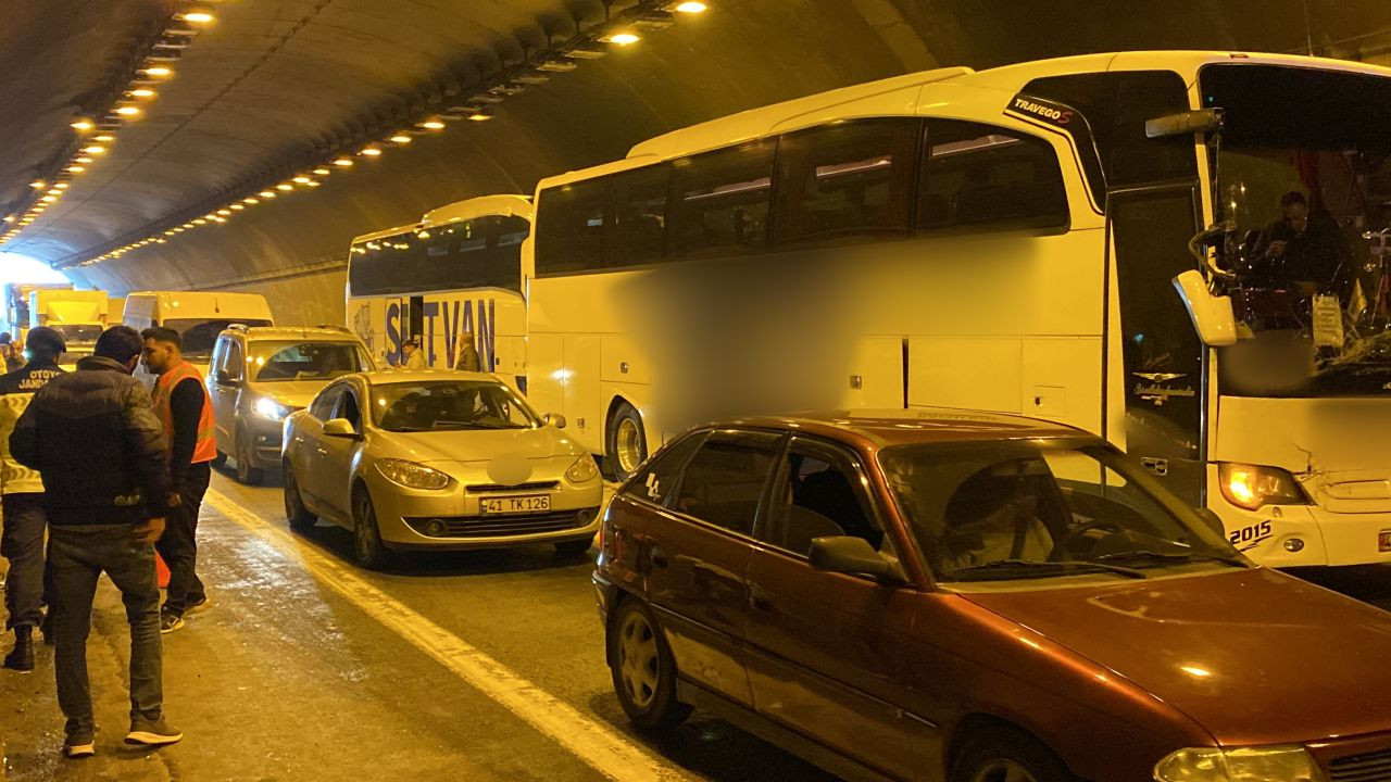 TEM'de iki yolcu otobüsü ve tır kazaya karıştı: 14 yaralı - Sayfa 1