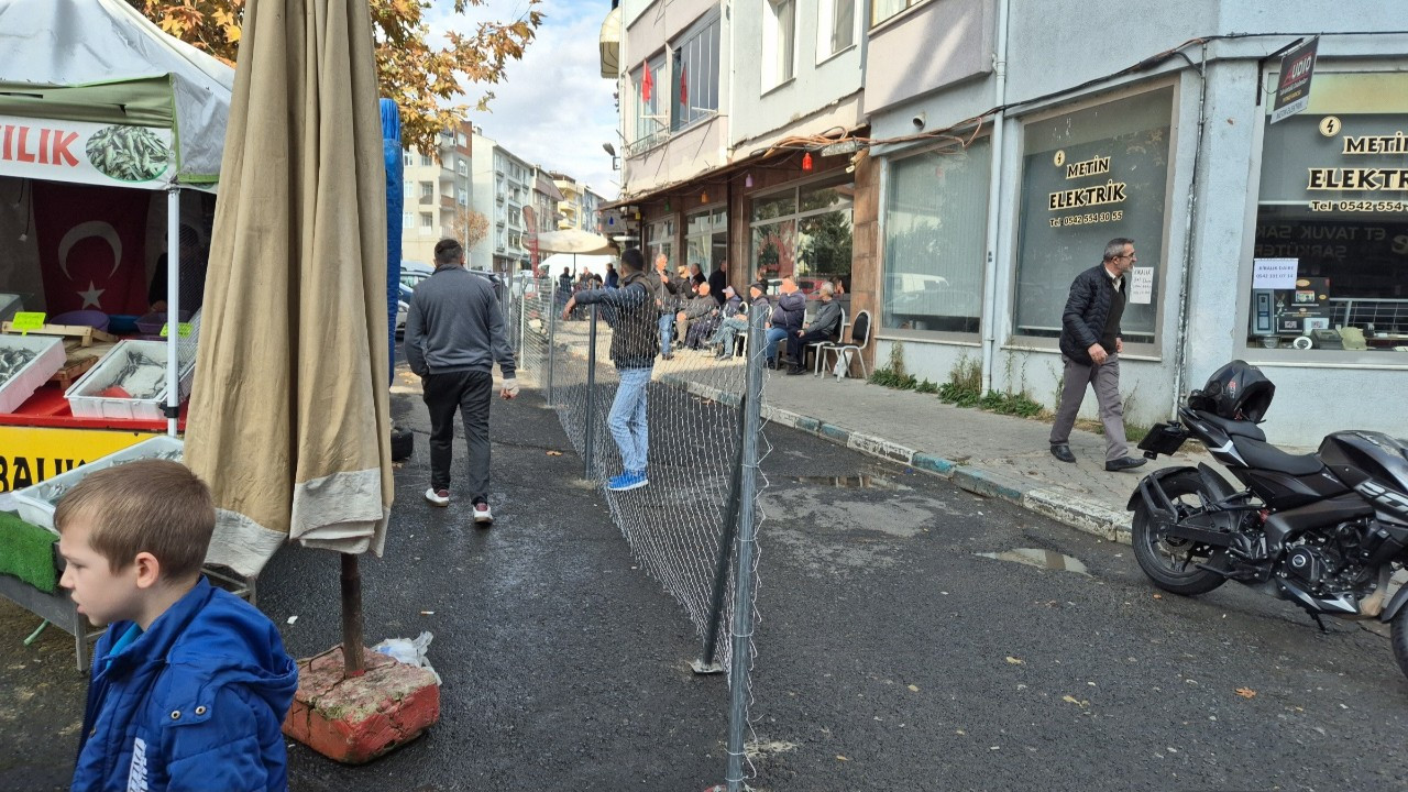 Tekirdağ'da tapulu yol gerilimi: Yolu tel örgü ile kapattılar