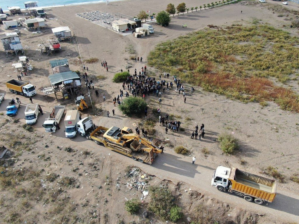 Yıkımı Yılan Hikayesine Dönen Denize Sıfır Çardaklar Yine Yıkılamadı - Sayfa 1