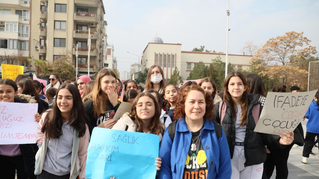 Manisa’da çocuklar hakları için yürüdü