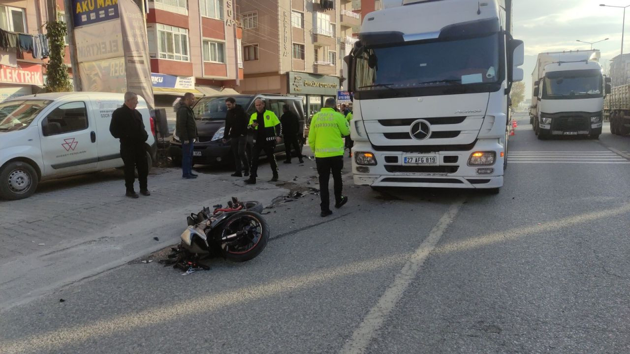 Tek Teker Üzerinde Gitmeye Çalışan Motosiklet Sürücüsü Minibüse Çarptı - Sayfa 1