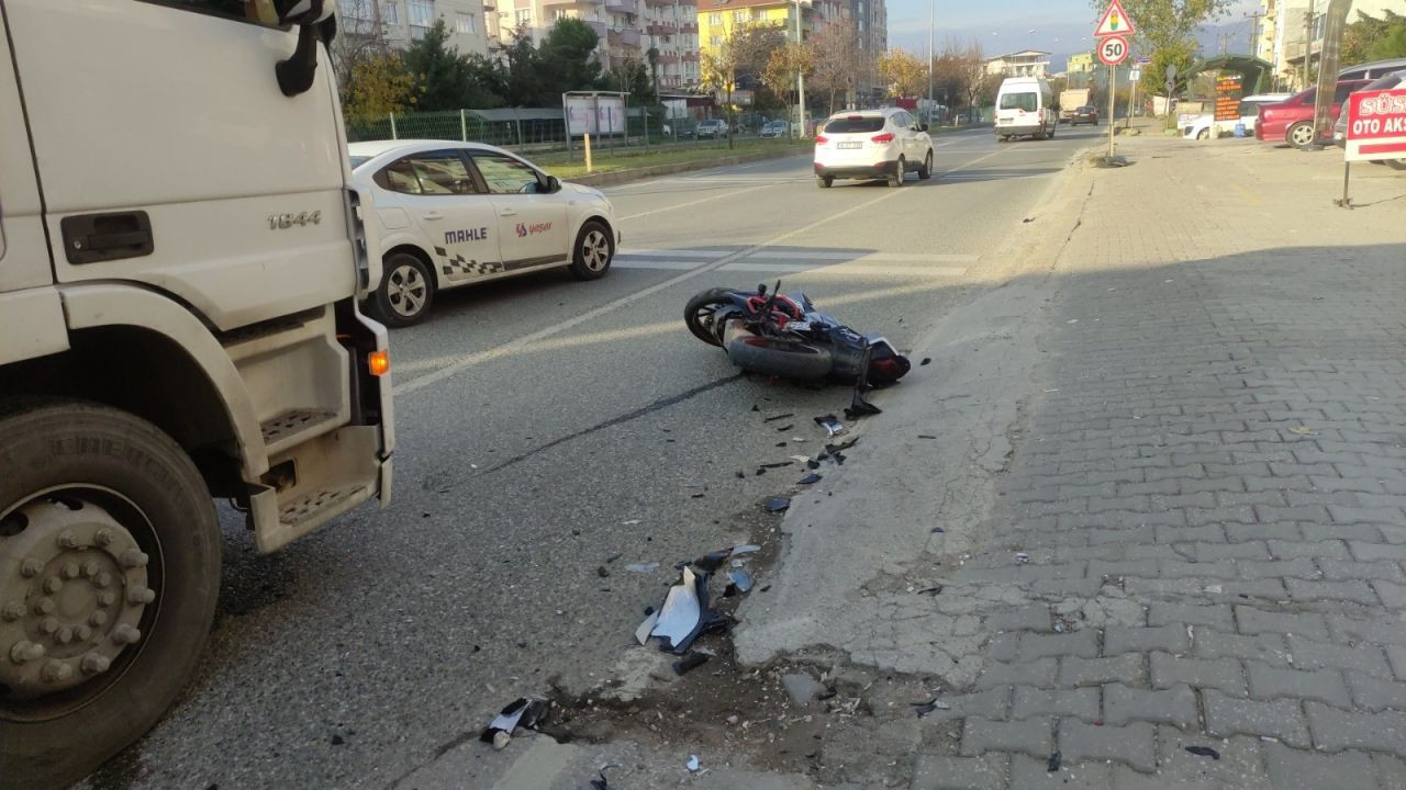 Tek Teker Üzerinde Gitmeye Çalışan Motosiklet Sürücüsü Minibüse Çarptı - Sayfa 3