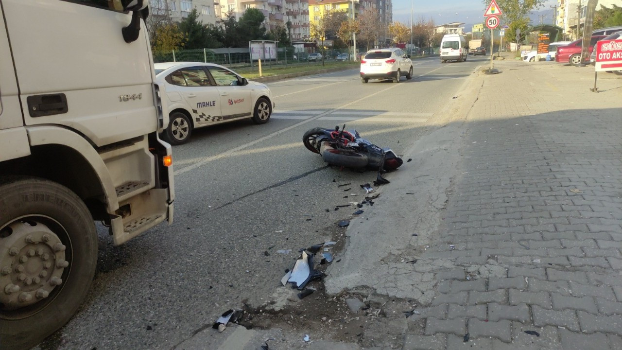 Tek Teker Üzerinde Gitmeye Çalışan Motosiklet Sürücüsü Minibüse Çarptı