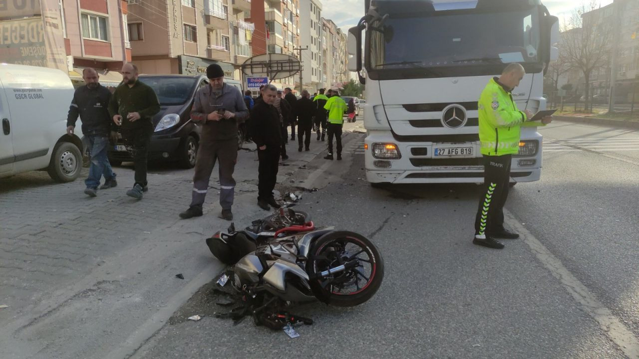 Tek Teker Üzerinde Gitmeye Çalışan Motosiklet Sürücüsü Minibüse Çarptı - Sayfa 4