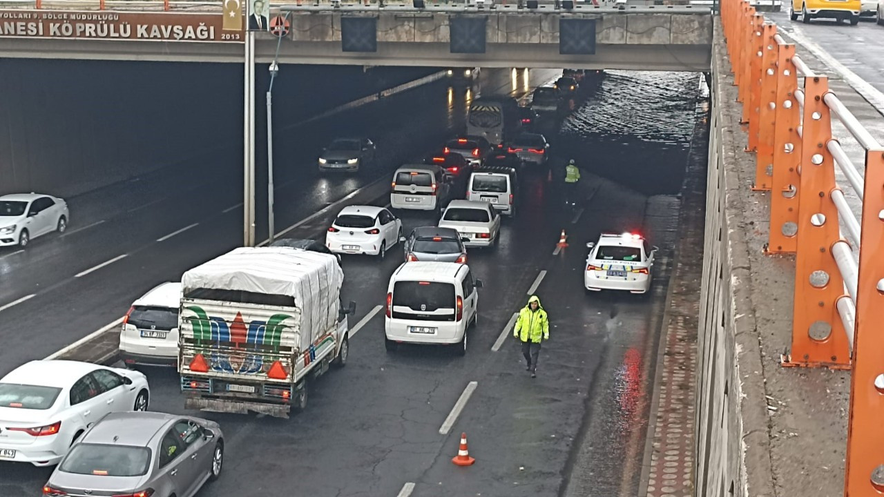 Diyarbakır’da Alt Geçitteki Birikinti, Sürücülere Zor Anlar Yaşattı