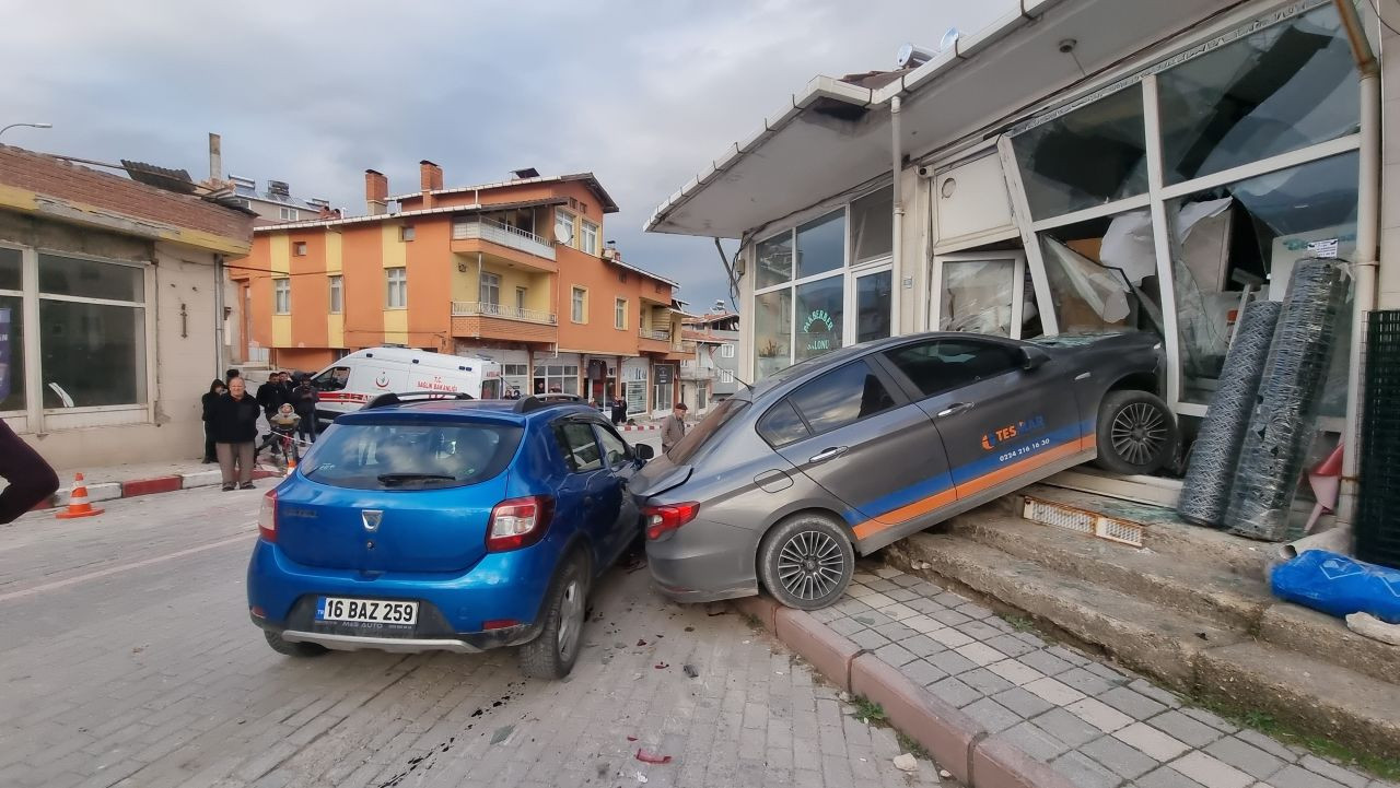 Domaniç'te Kontrolden Çıkan Otomobil Depoya Daldı: 1 Yaya Yaralı - Sayfa 1