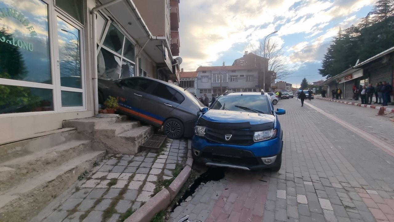 Domaniç'te Kontrolden Çıkan Otomobil Depoya Daldı: 1 Yaya Yaralı - Sayfa 3