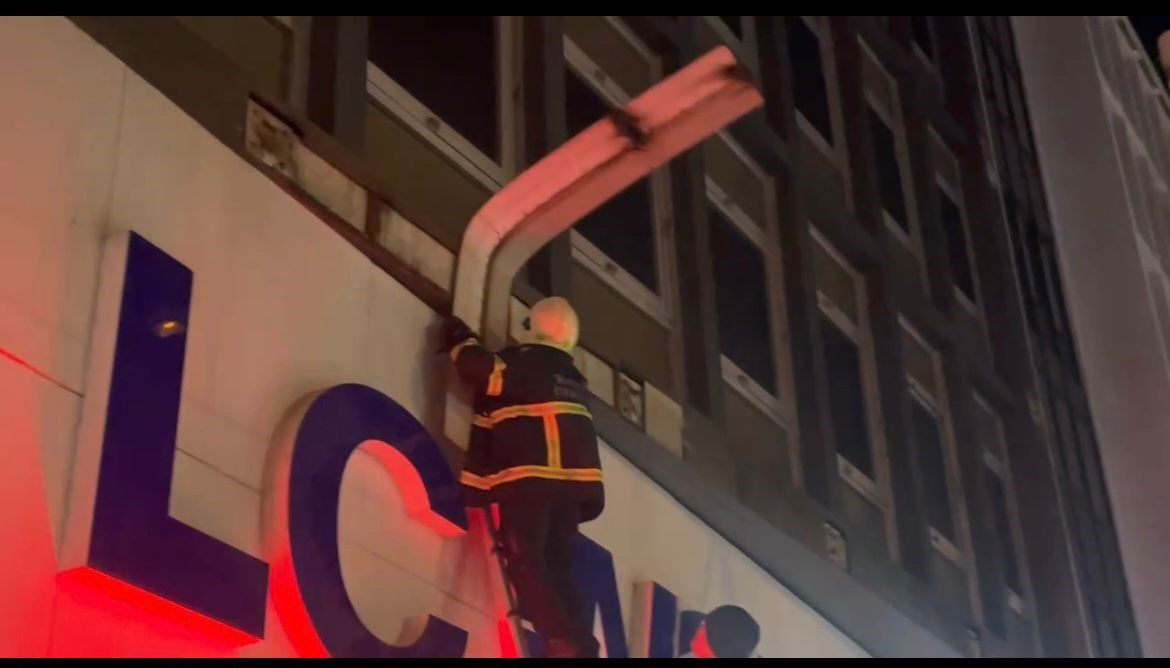 Bursa’da Şiddetli Lodos: Tabelalar Uçtu, Ağaç Dalları Kırıldı - Sayfa 1