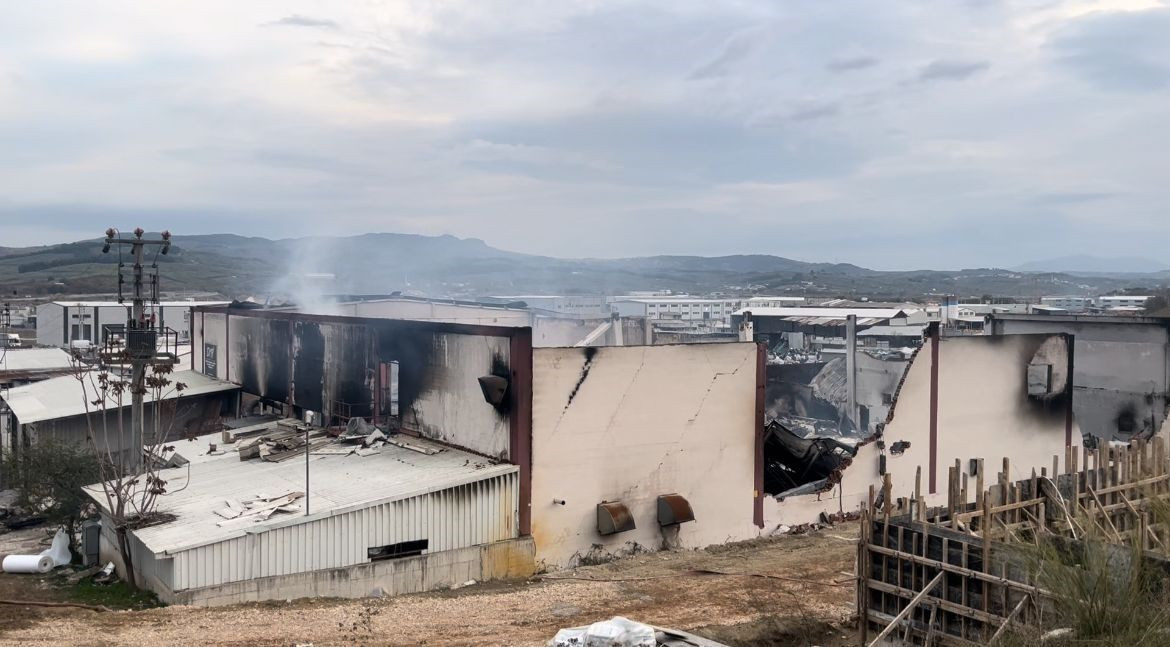 Yanan mobilya fabrikasındaki hasar günün ilk ışıklarıyla ortaya çıktı - Sayfa 4