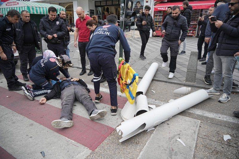 Lodosta Çatıdan Kopan Boru Adamın Kafasına Düştü! - Sayfa 1