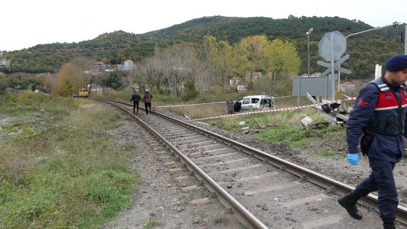 Aracıyla Kapalı Bariyerden Geçmek İstedi Tren Çarptı; 1'i Ağır 2 Yaralı! - Sayfa 5