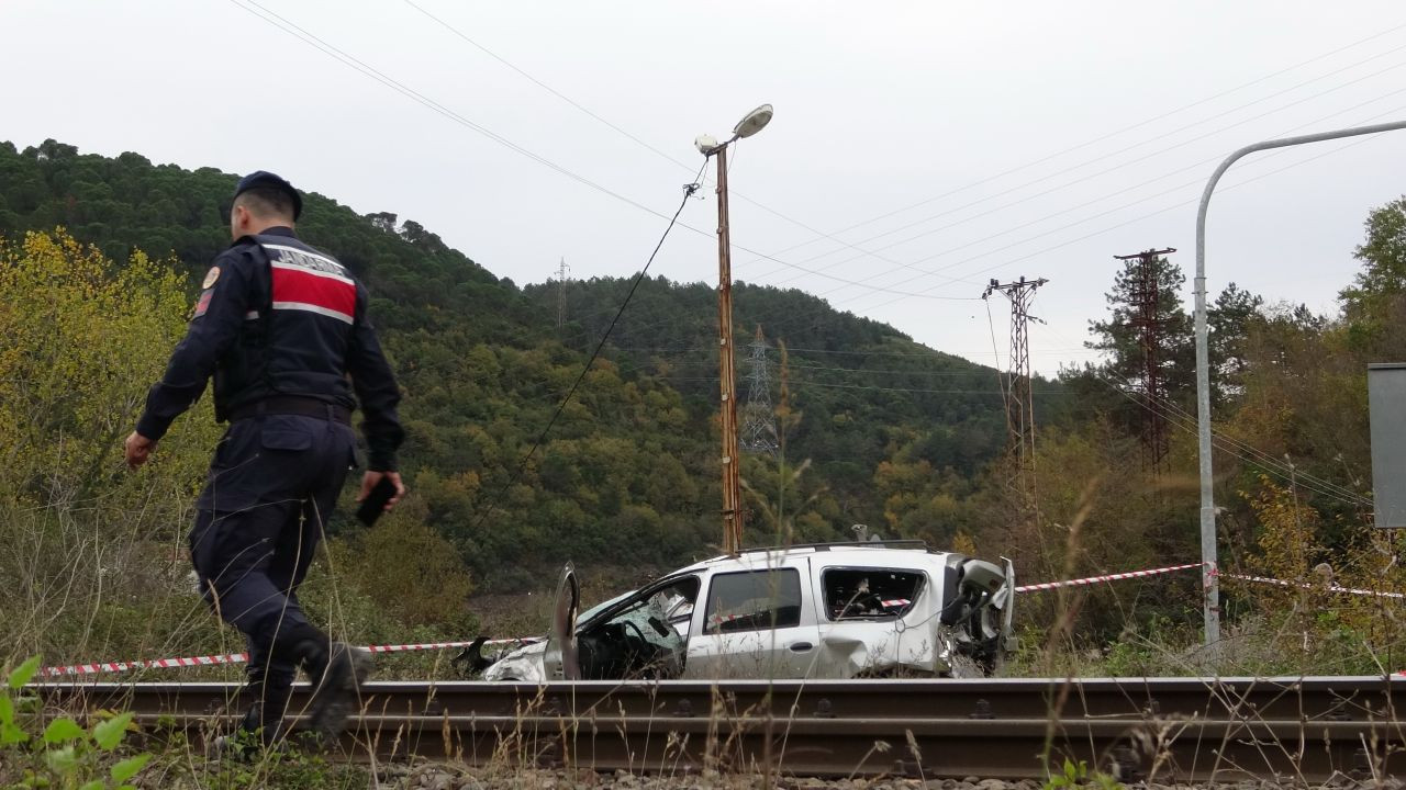 Aracıyla Kapalı Bariyerden Geçmek İstedi Tren Çarptı; 1'i Ağır 2 Yaralı! - Sayfa 4