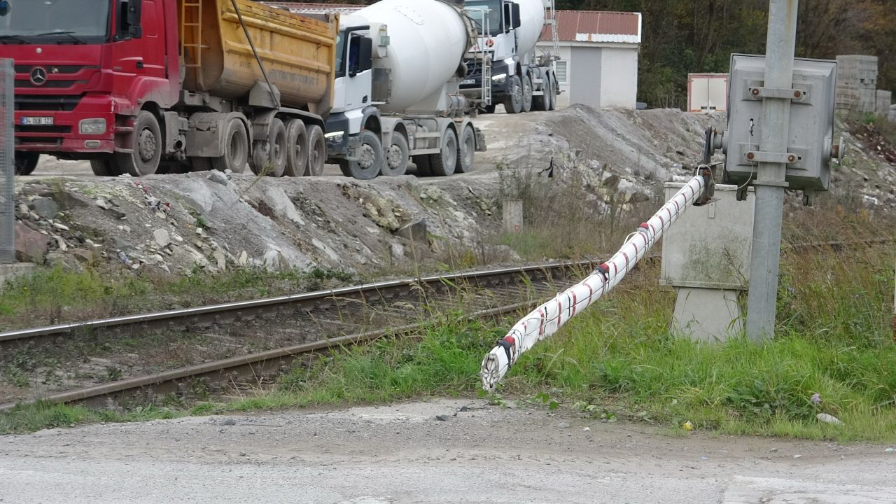 Aracıyla Kapalı Bariyerden Geçmek İstedi Tren Çarptı; 1'i Ağır 2 Yaralı! - Sayfa 3