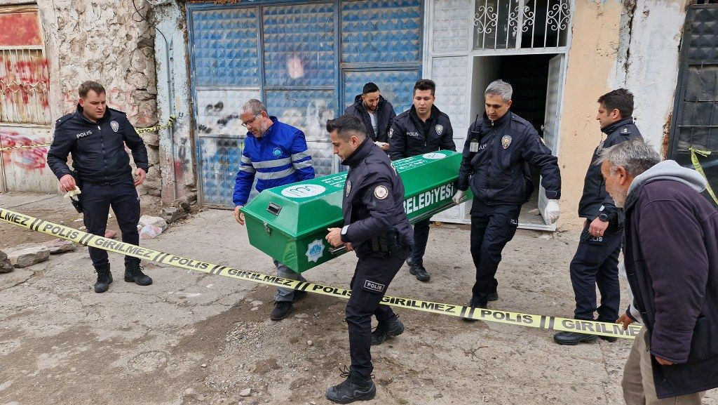 Kız kardeşi ablasını tabancayla öldürülmüş halde buldu - Sayfa 1