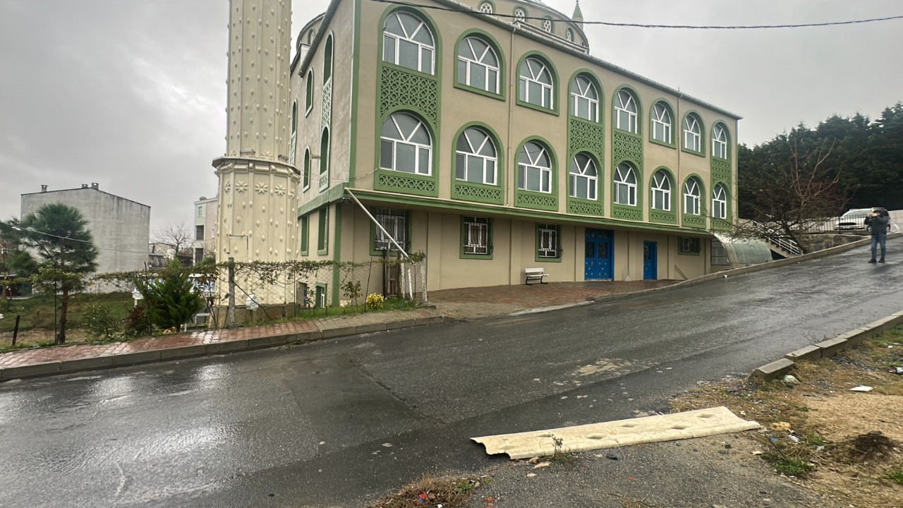 Arnavutköy’de Lodos, Cami Minaresinin Parçalarını Uçurdu