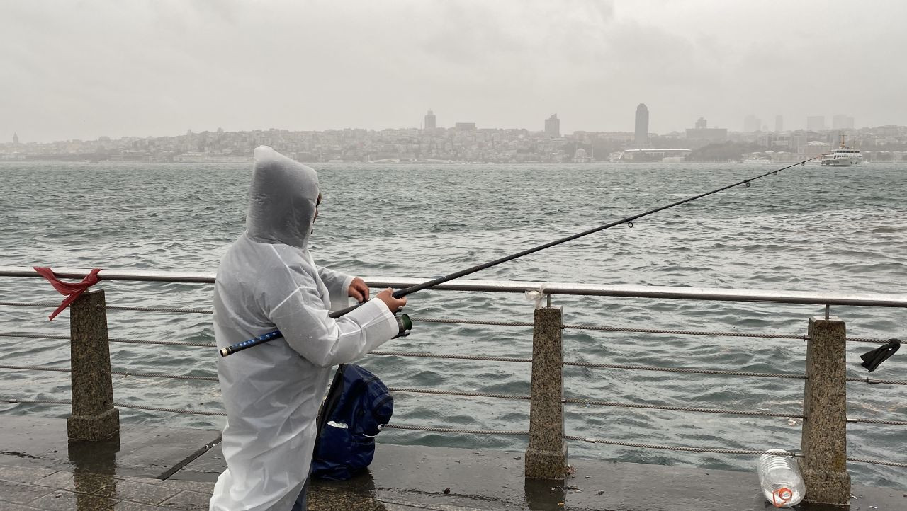 Üsküdar’da Balıkçılar Lodosa Rağmen Oltalarını Bırakmadı - Sayfa 1