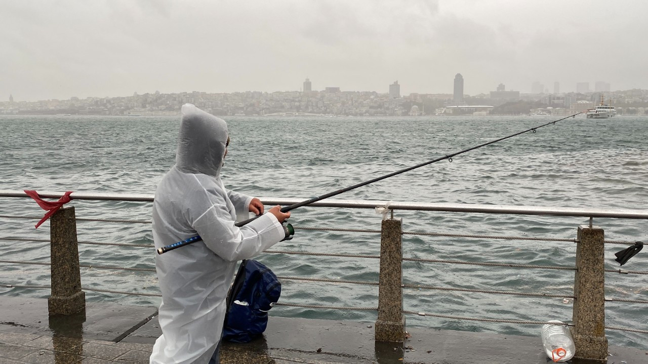 Üsküdar’da Balıkçılar Lodosa Rağmen Oltalarını Bırakmadı