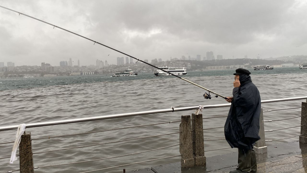 Üsküdar’da Balıkçılar Lodosa Rağmen Oltalarını Bırakmadı - Sayfa 2