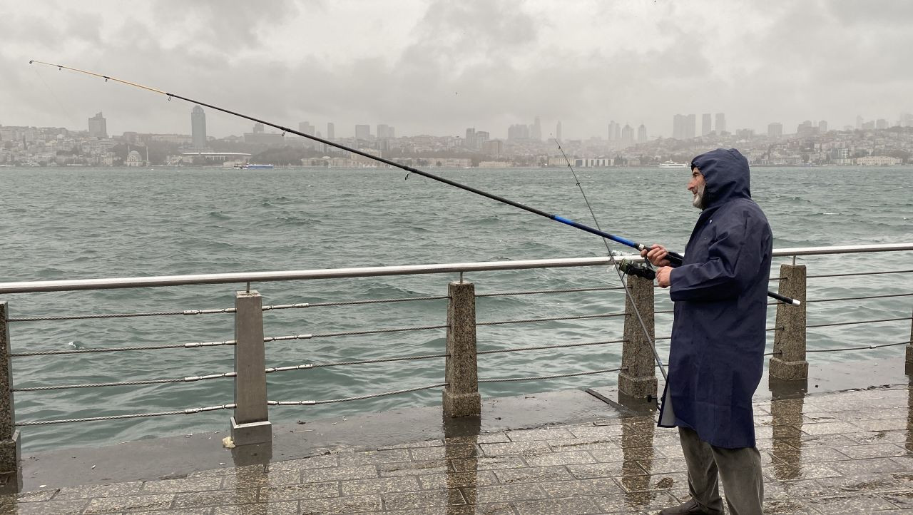 Üsküdar’da Balıkçılar Lodosa Rağmen Oltalarını Bırakmadı - Sayfa 3