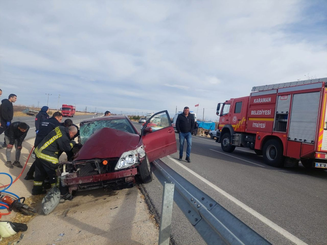 Karaman’da Otomobil Römork Ve Bariyerlere Çarptı: 4 Yaralı - Sayfa 1