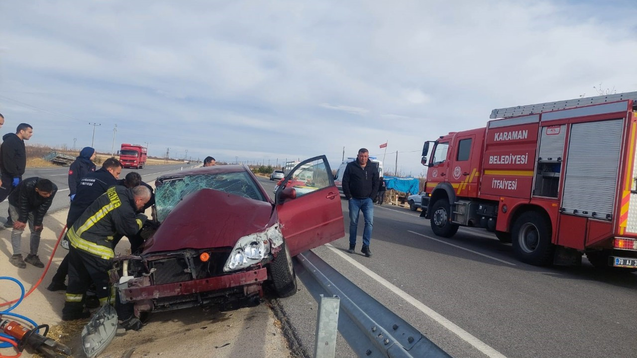 Karaman’da Otomobil Römork Ve Bariyerlere Çarptı: 4 Yaralı