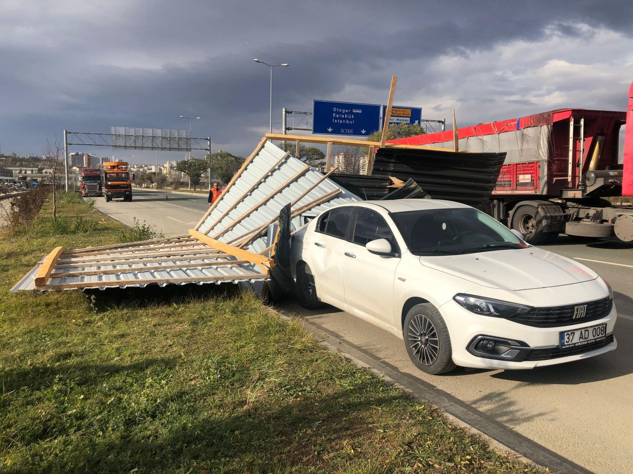 Kastamonu’da Fırtınanın Uçurduğu Çatı Aracın Üzerine Düştü - Sayfa 3