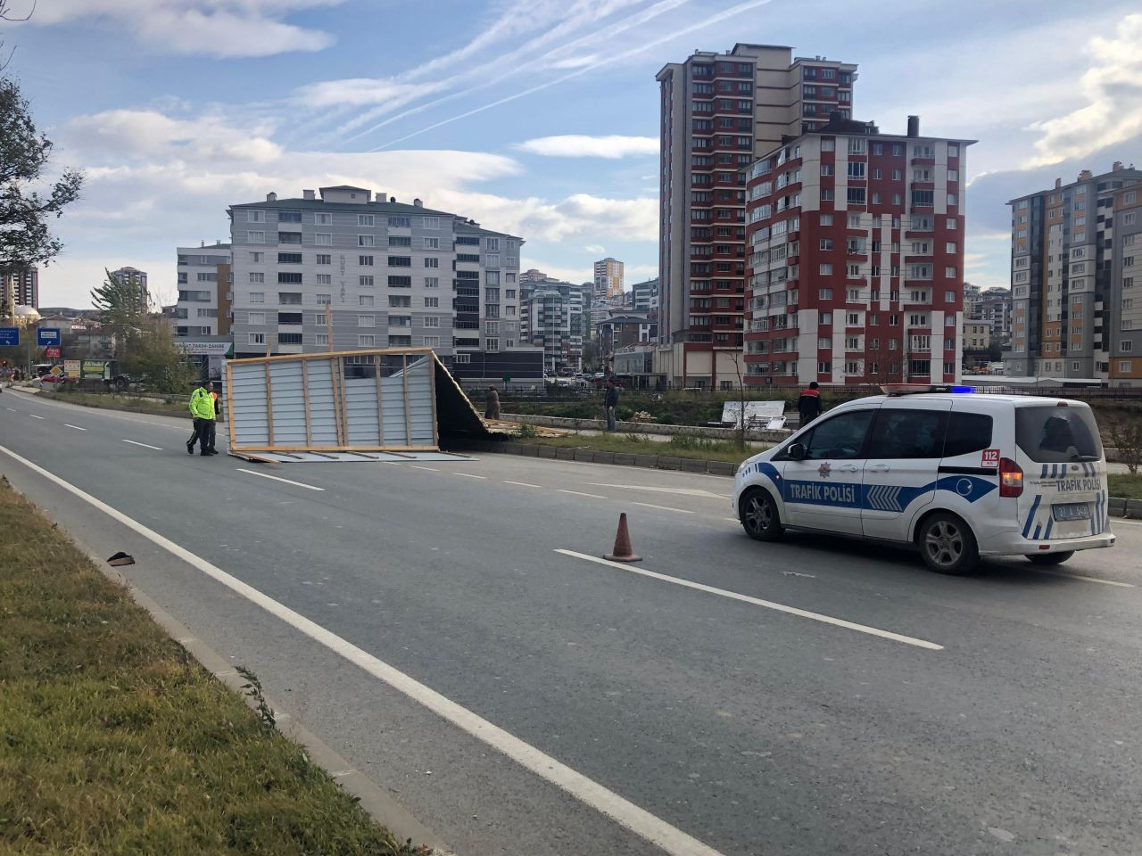 Kastamonu’da Fırtınanın Uçurduğu Çatı Aracın Üzerine Düştü - Sayfa 1