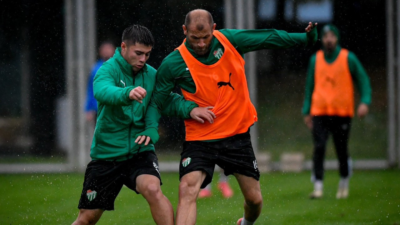 Bursaspor, Yoğun Yağış Altında 23 Elazığ FK Maçına Hazırlanıyor