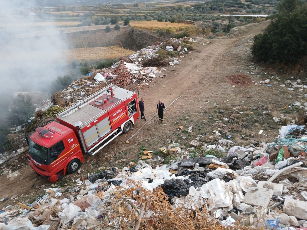 Manisa'da Çöplük Yangını Tehlike Saçtı, İtfaiye Müdahalesiyle Söndürüldü - Sayfa 1