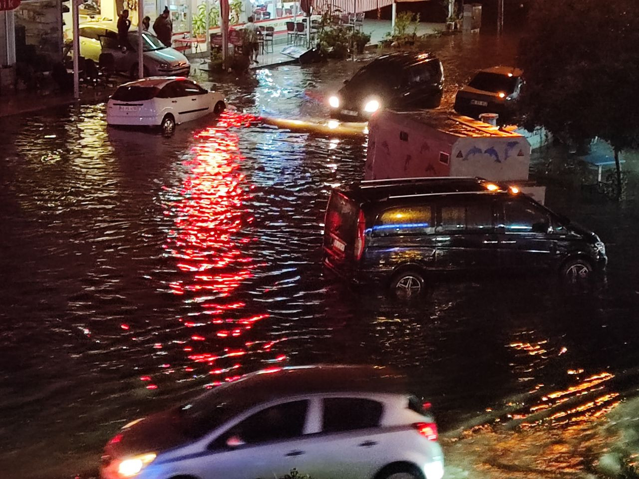 Fethiye'de Yollar Göle Döndü, Ev ve İş Yerlerini Su Bastı - Sayfa 1