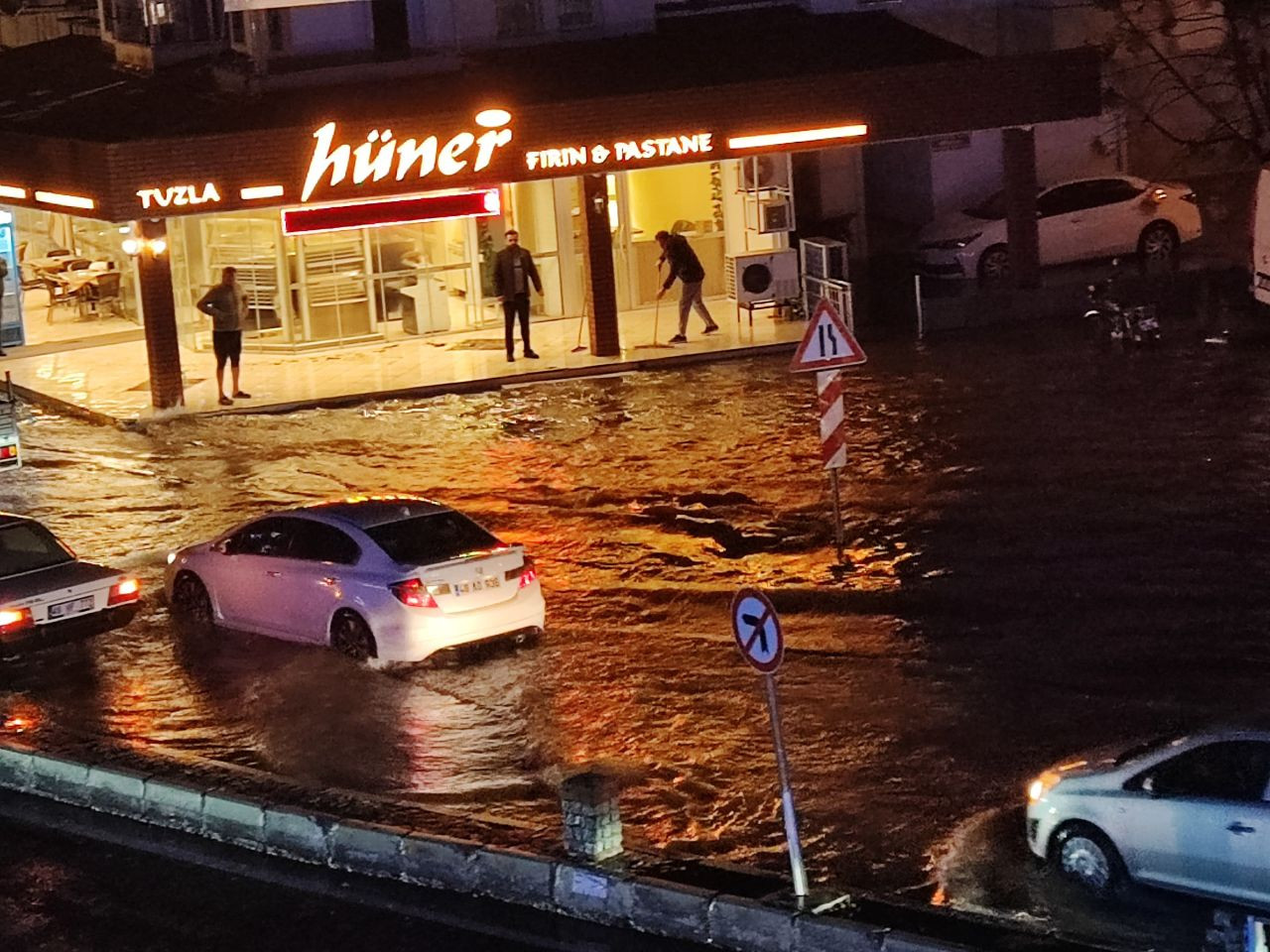 Fethiye'de Yollar Göle Döndü, Ev ve İş Yerlerini Su Bastı - Sayfa 2