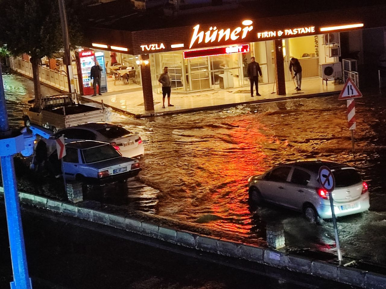 Fethiye'de Yollar Göle Döndü, Ev ve İş Yerlerini Su Bastı - Sayfa 3