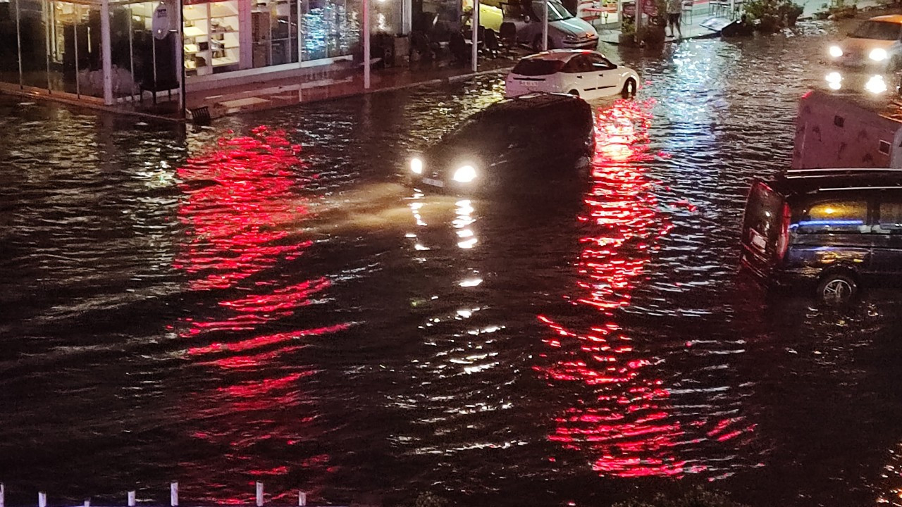 Fethiye'de Yollar Göle Döndü, Ev ve İş Yerlerini Su Bastı