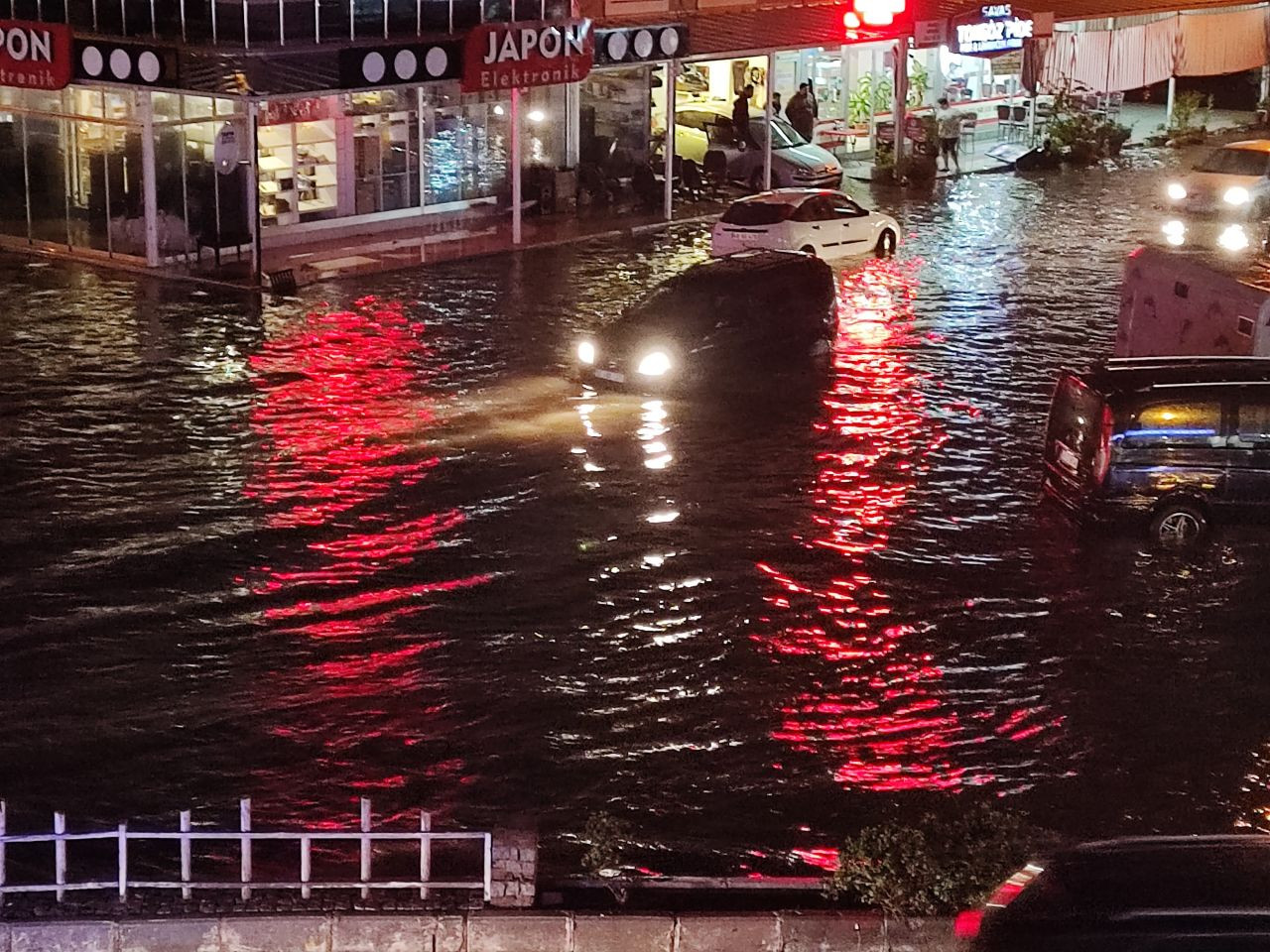 Fethiye'de Yollar Göle Döndü, Ev ve İş Yerlerini Su Bastı - Sayfa 4