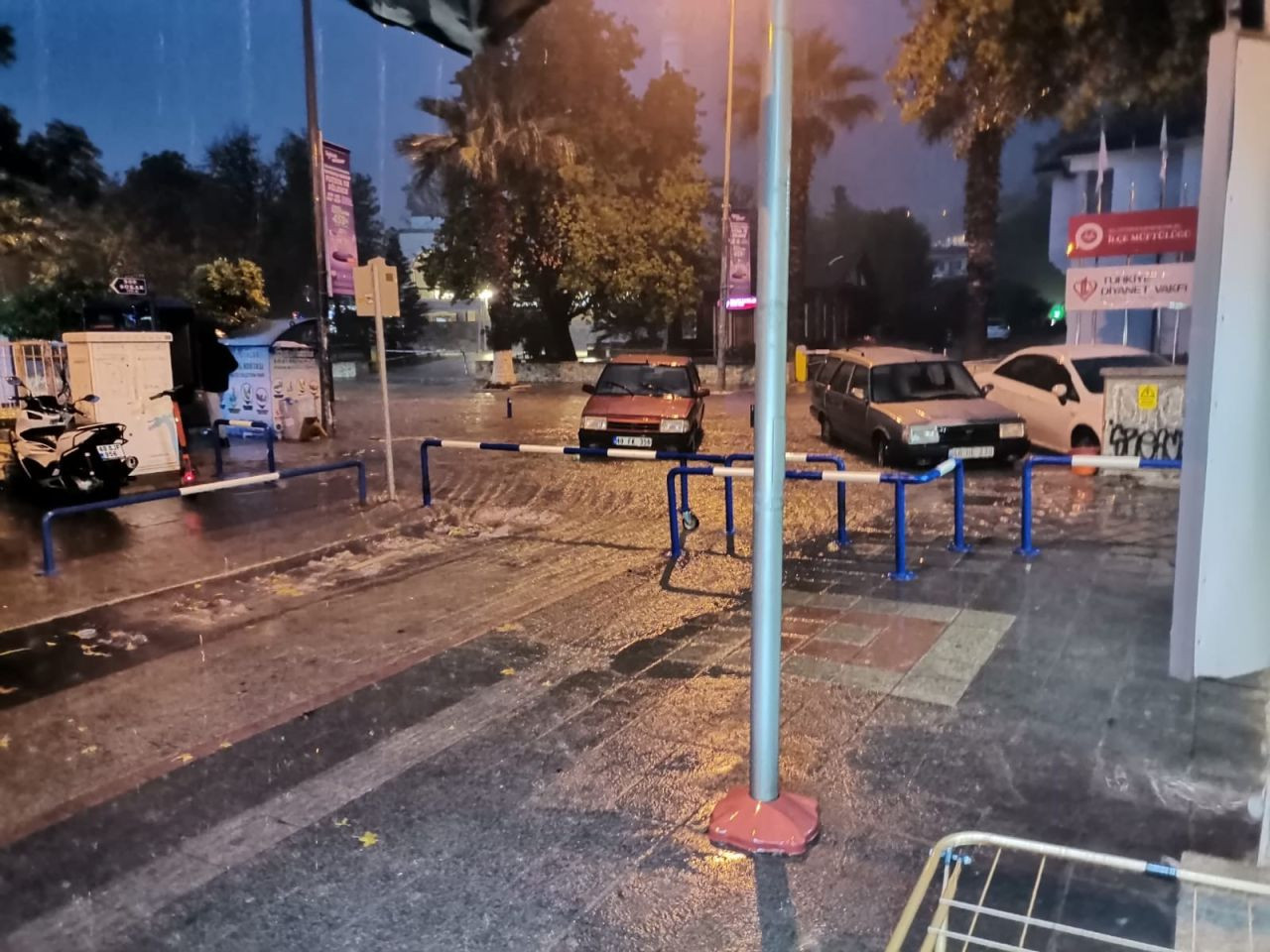 Fethiye'de Yollar Göle Döndü, Ev ve İş Yerlerini Su Bastı - Sayfa 5