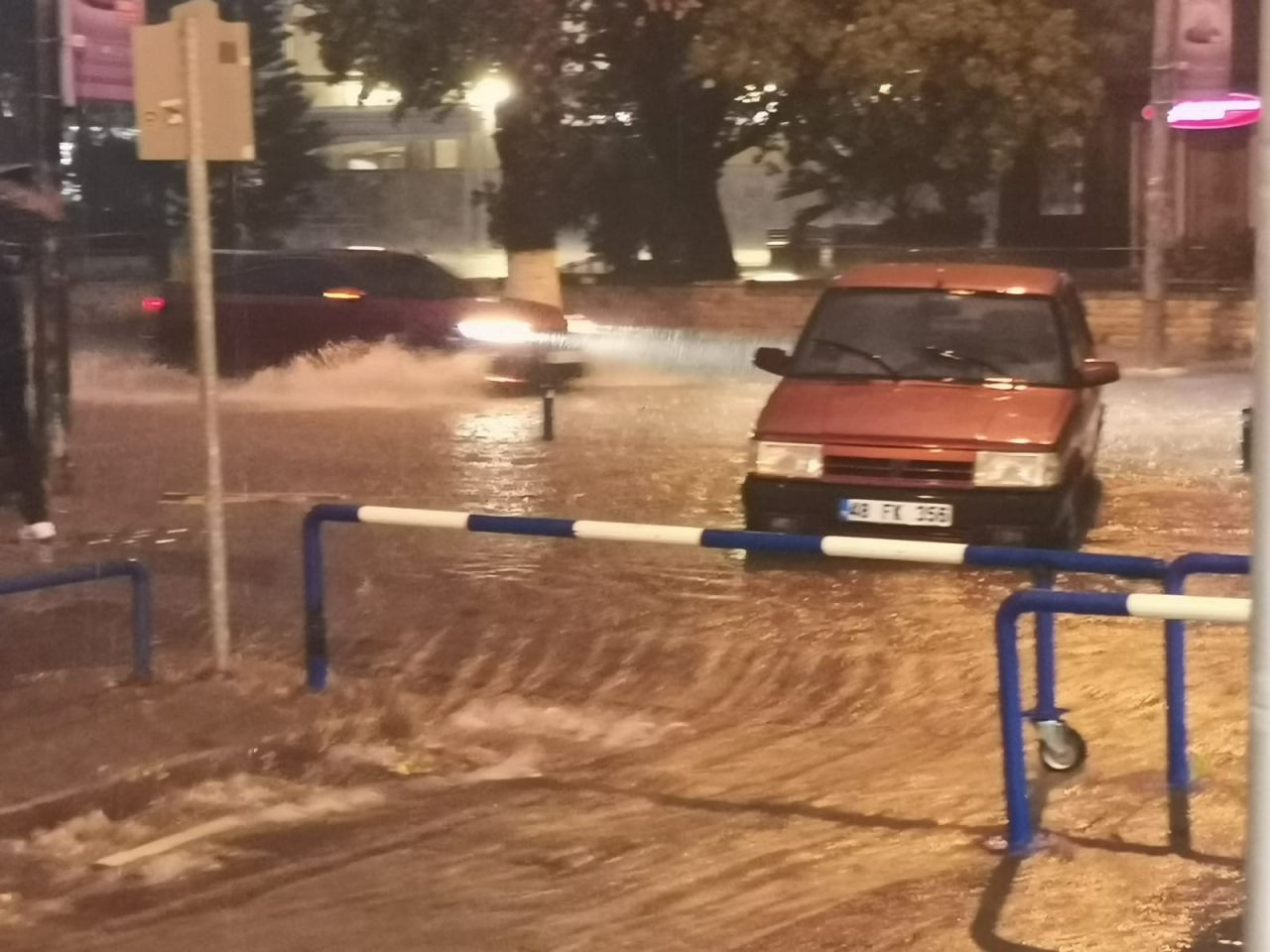 Fethiye'de Yollar Göle Döndü, Ev ve İş Yerlerini Su Bastı - Sayfa 6