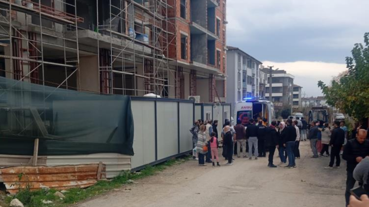 Sakarya’da İnşaat İskelesinden Düşen İşçi Ağır Yaralandı