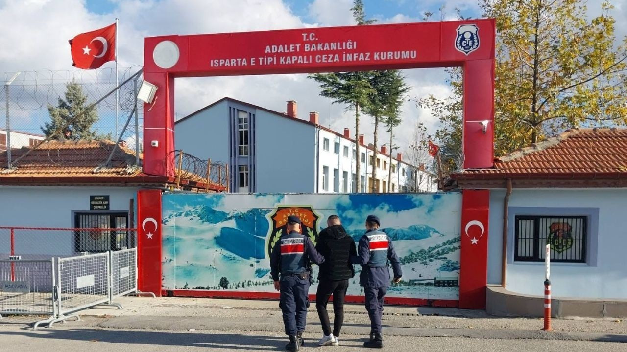 Maske ile girdiği evin sahibinin boğazına bıçak dayayıp hesabına 70 bin lira yatırttı