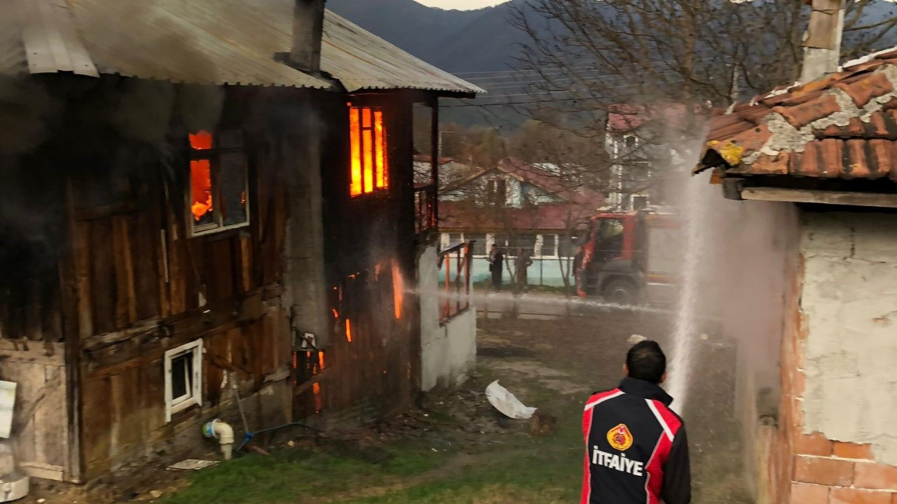 Bolu'da ahşap ev alev alev yandı