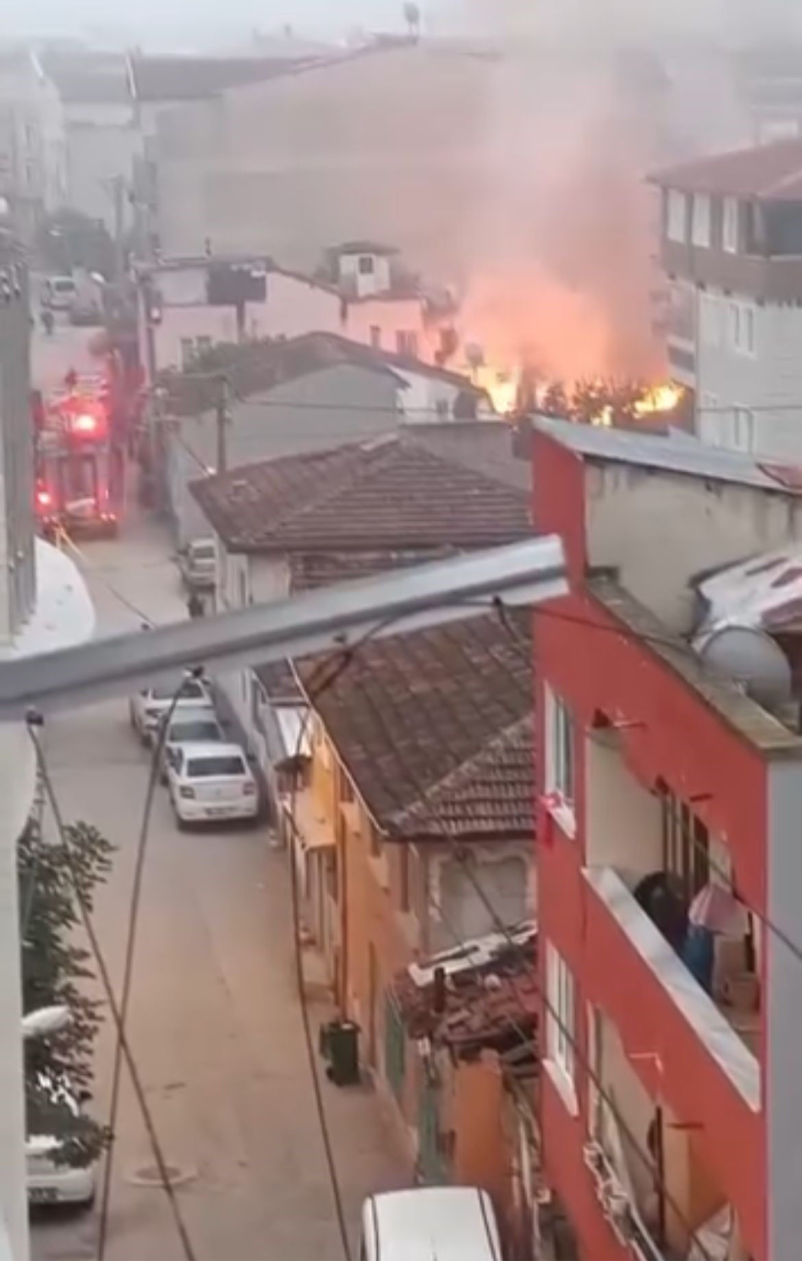 Alevlerin sardığı ev dakikalar içinde küle döndü - Sayfa 1