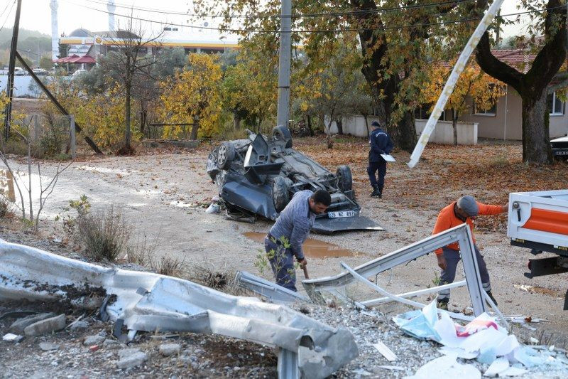 Otomobil Altyola Düştü Kağıt gibi Ezildi: 3 Yaralı - Sayfa 4