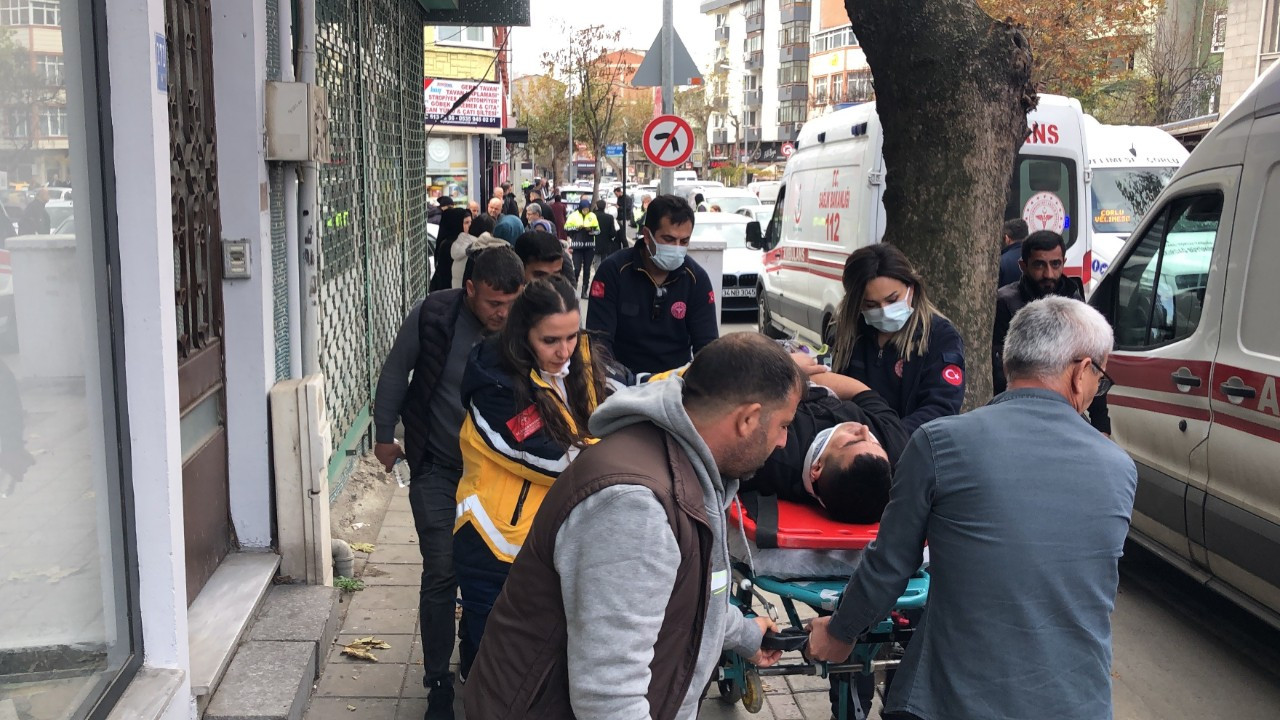 Otomobille çarpışarak fırlayan motosikletli yayanın üzerine düştü