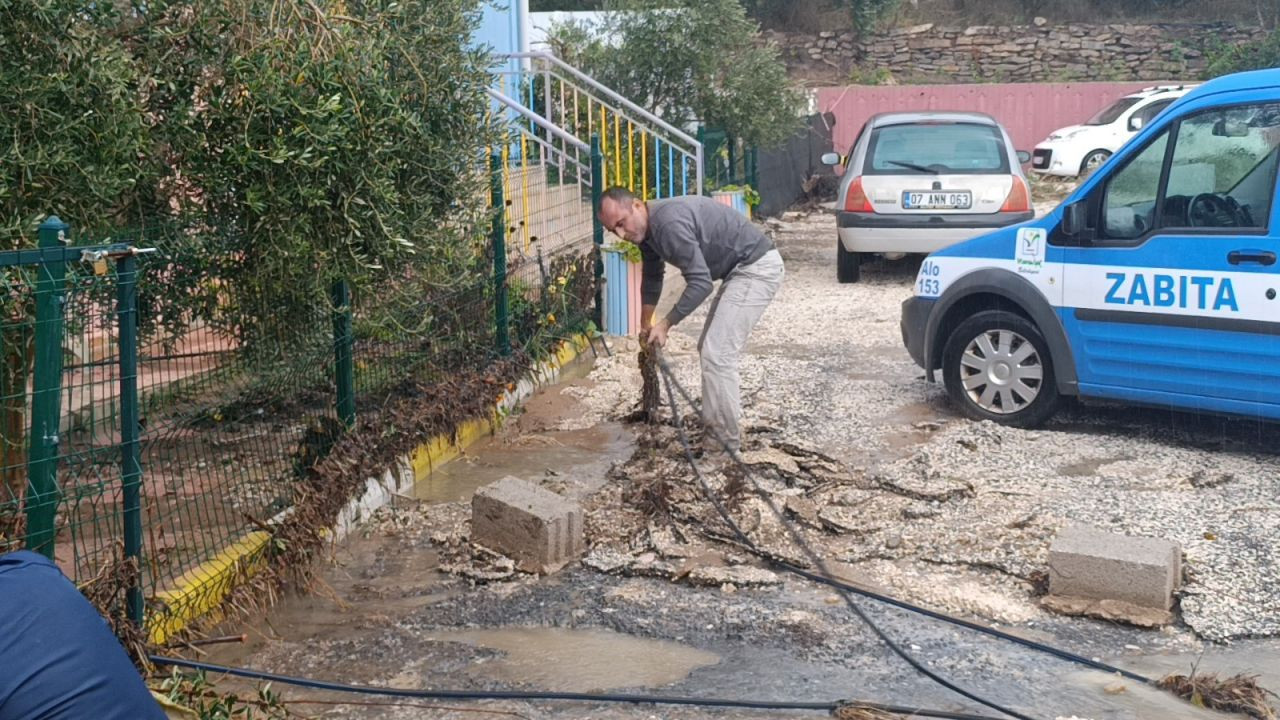 Sel suları istinat duvarını yıktı, ilköğretim okulu sele teslim oldu - Sayfa 8