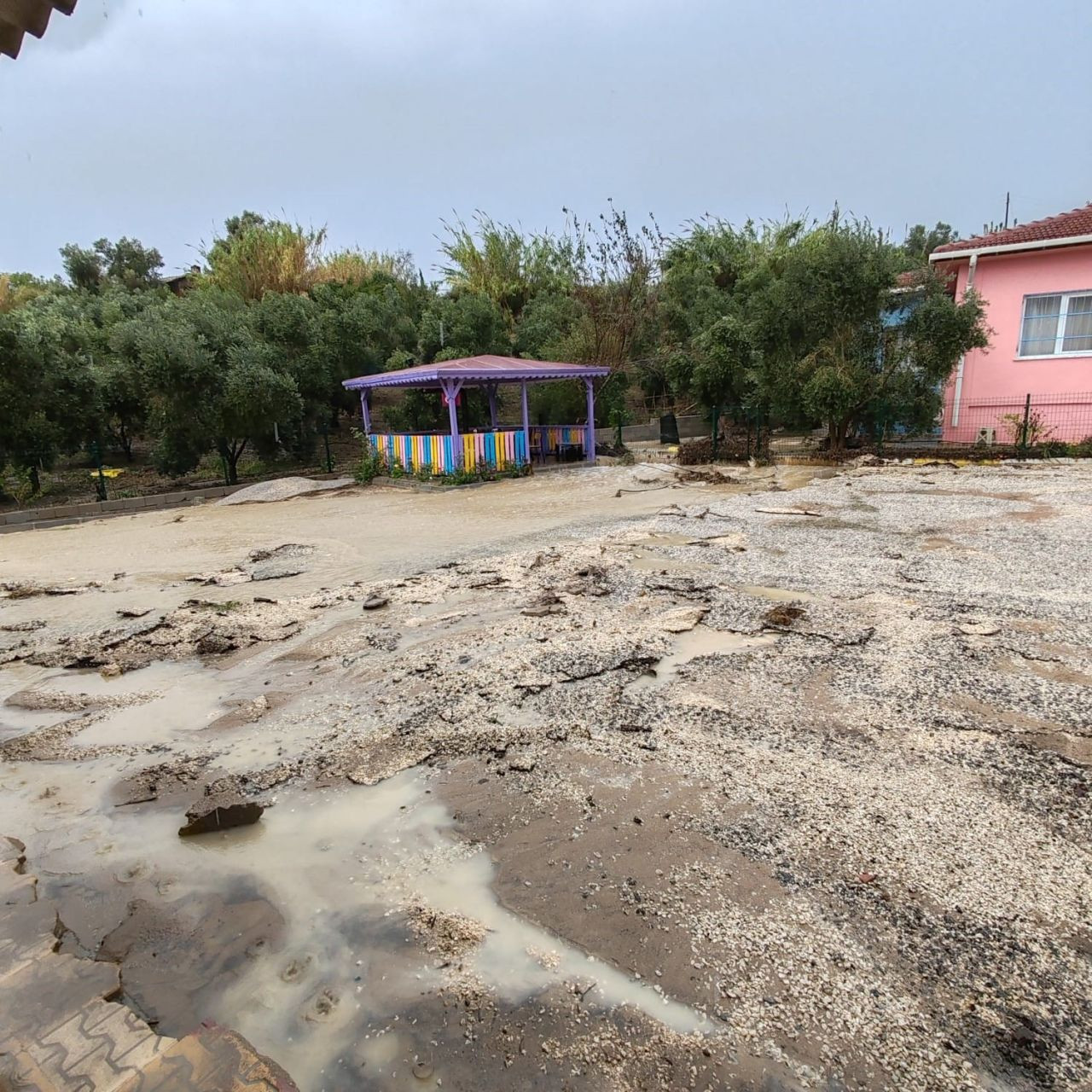 Sel suları istinat duvarını yıktı, ilköğretim okulu sele teslim oldu - Sayfa 3