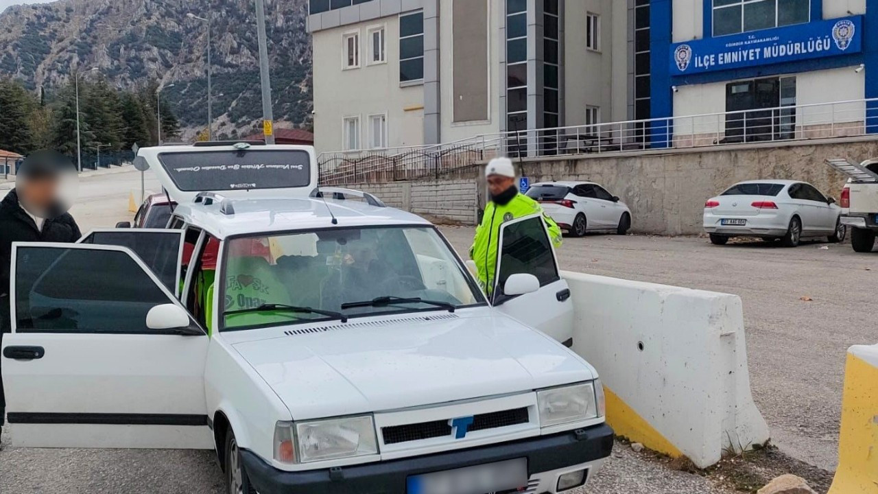 Kapıları Açık Araçla Yüksek Sesli Müzik Dinleyen Sürücü Yakalandı