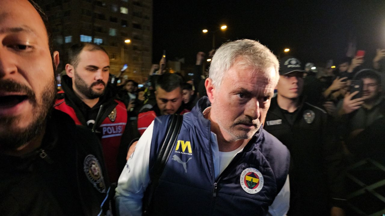 Fenerbahçe Kayseri'de Coşkuyla Karşılandı: Mourinho Taraftarlarla Buluştu - Sayfa 1