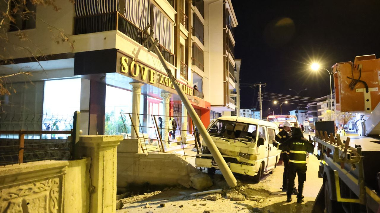 Aksaray’da Minibüs Elektrik Direğini Balkona Devrildi: 3 Yaralı - Sayfa 1